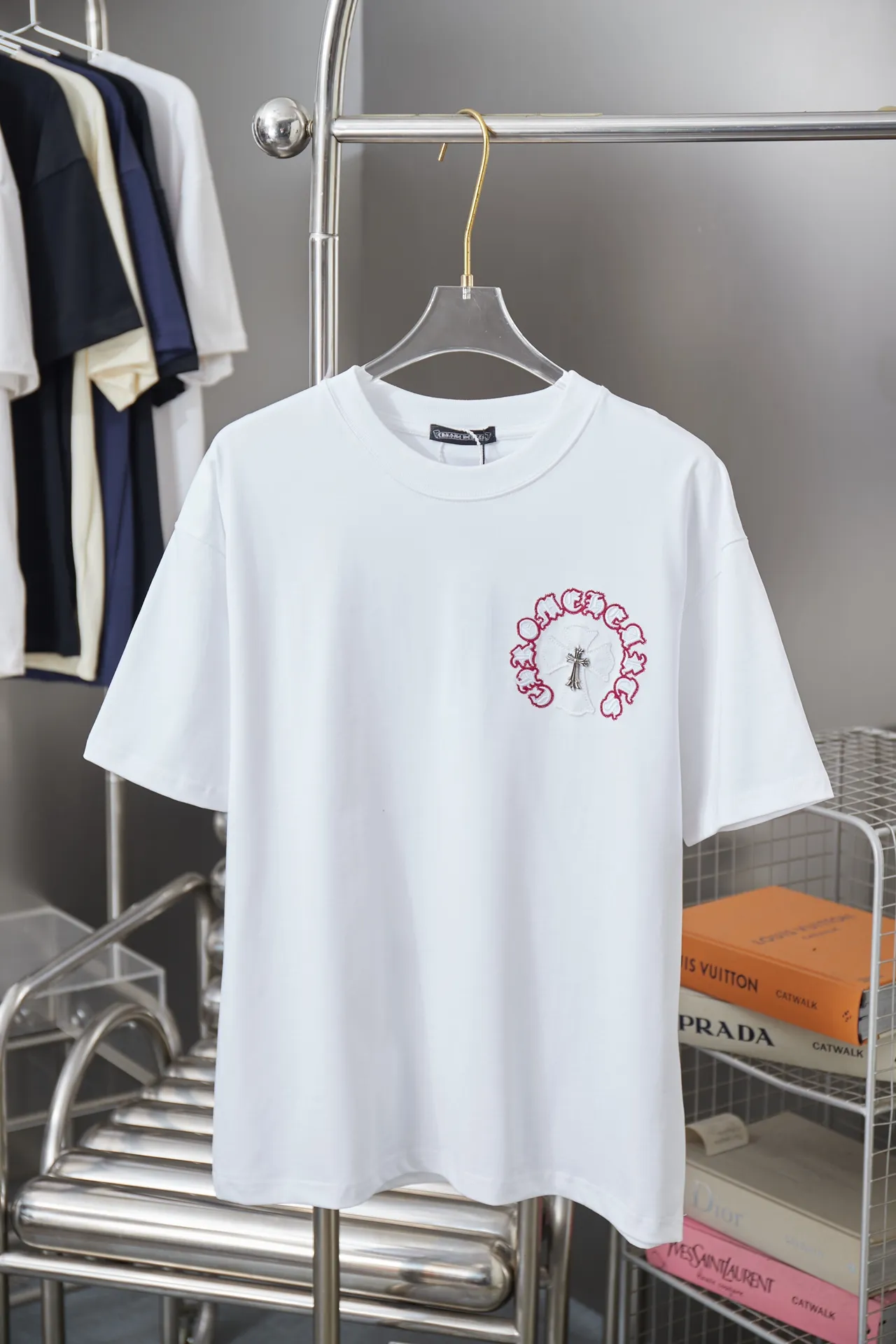 🅿️200 Ch*ome Hearte 25SS Early Spring New Style Embroidered Crow Heart Hardware Short Sleeves Light Luxury Essential Item for Men and Women’s Daily Commuting Correct Version Welcome to Compare Detailed Features · 320g 100% pure cotton double yarn jersey fabric · Custom dyed in the same vat with special bold 32-count double-ply 1X1 thread · Imported Tajima machine hollow embroidery ➕ Tatami embroidered Croix heart letters ➕ Patch embroidered cross · Manual hand-stitched hardware accessories · Double-needle sewing and cross-stitching process · Original main mark, washed tag, branded moisture-proof paper packaging Color: black/white Size: S/M/L/XL